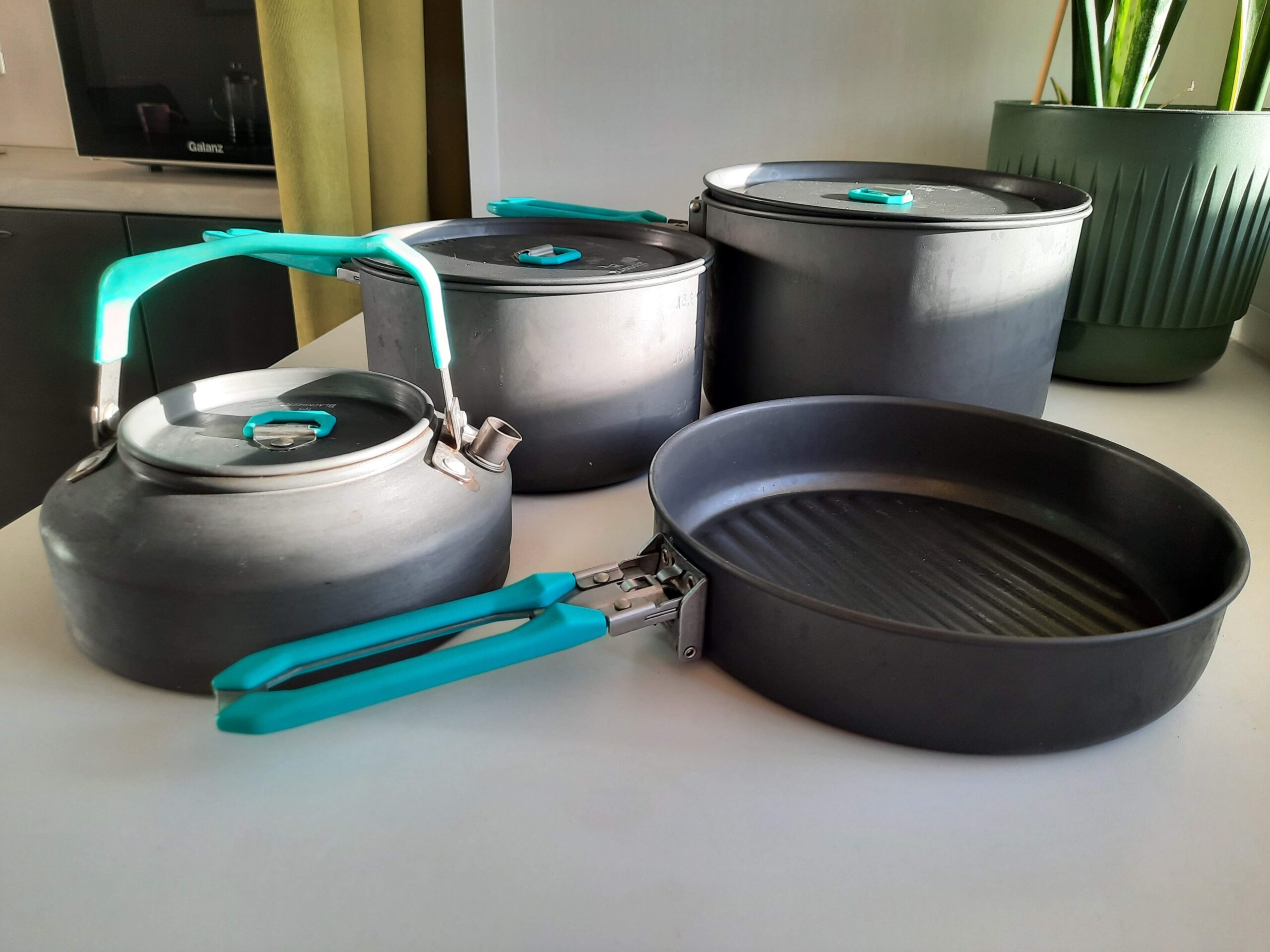 Компактный набор походной посуды для приготовления пищи.